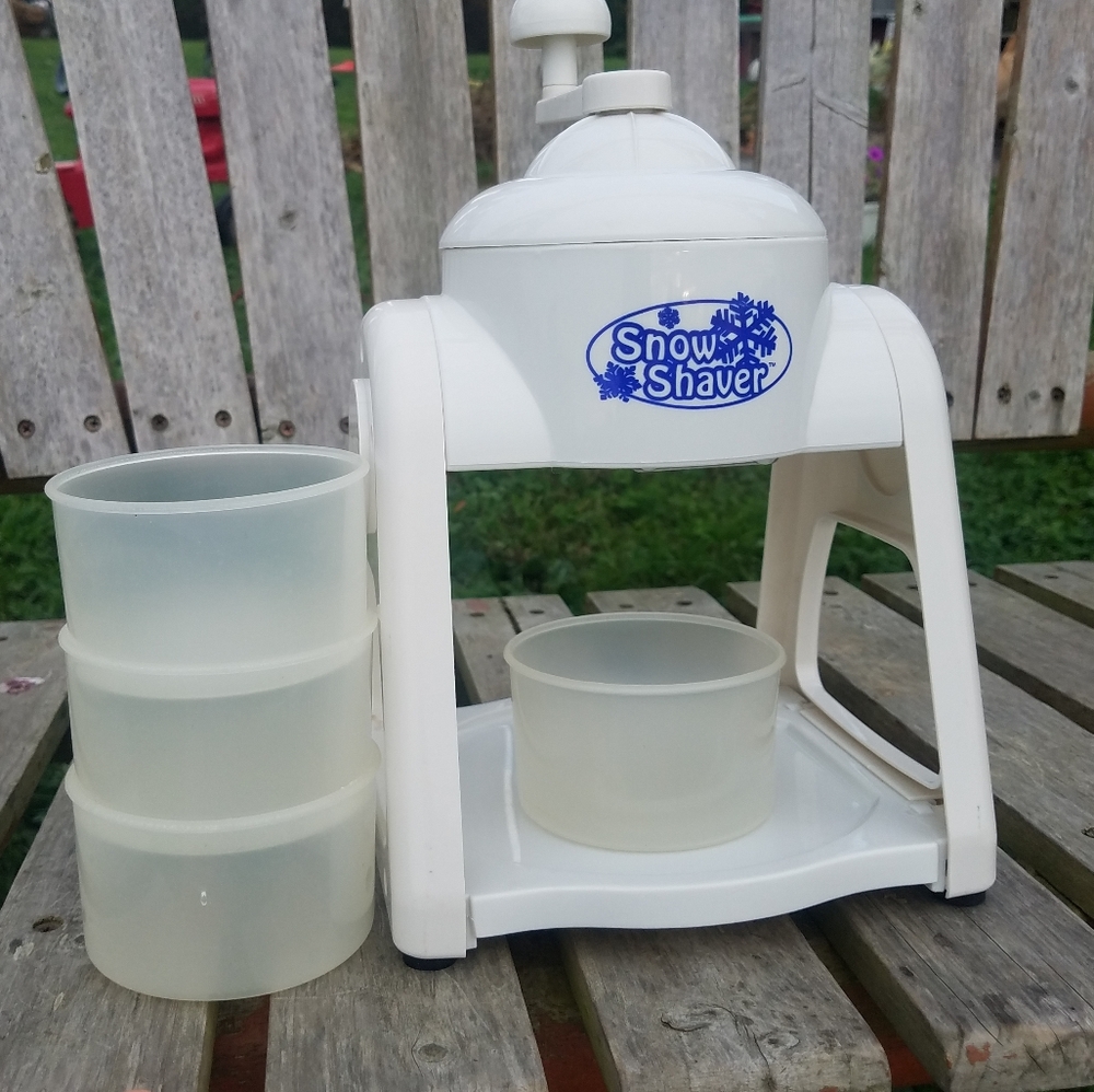 White Snow Shaver with 4 plastic cups.